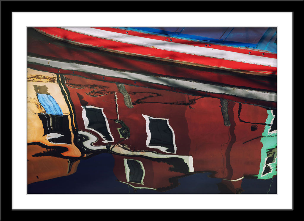 Abstrakte Fotografie von Häusern in Venedig, die sich im Wasser spiegeln und einem Boot im anschnitt. Fotokunst und Bilder online kaufen. Wandbild im Rahmen