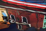 Abstrakte Fotografie von Häusern in Venedig, die sich im Wasser spiegeln und einem Boot im Anschnitt. Fotokunst und Bilder online kaufen. Wandbild hinter Acrylglas oder als Poster