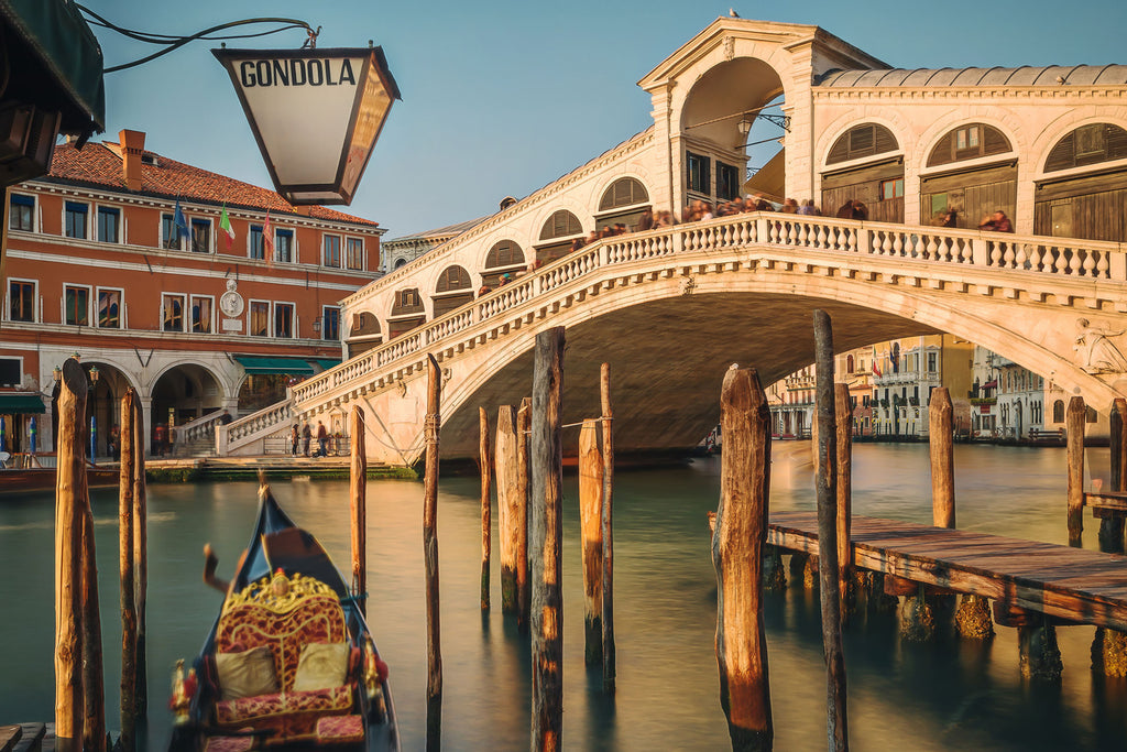 Architektur Fotografie der Rialtobrücke in der Stadt Venedig mit Gondel. Fotokunst und Bilder online kaufen. Wandbild hinter Acrylglas oder als Poster