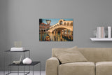 Aufgehängte Architektur Fotografie der Rialtobrücke in der Stadt Venedig mit Gondel. Fotokunst und Bilder online kaufen. Wandbild hinter Acrylglas oder als Poster