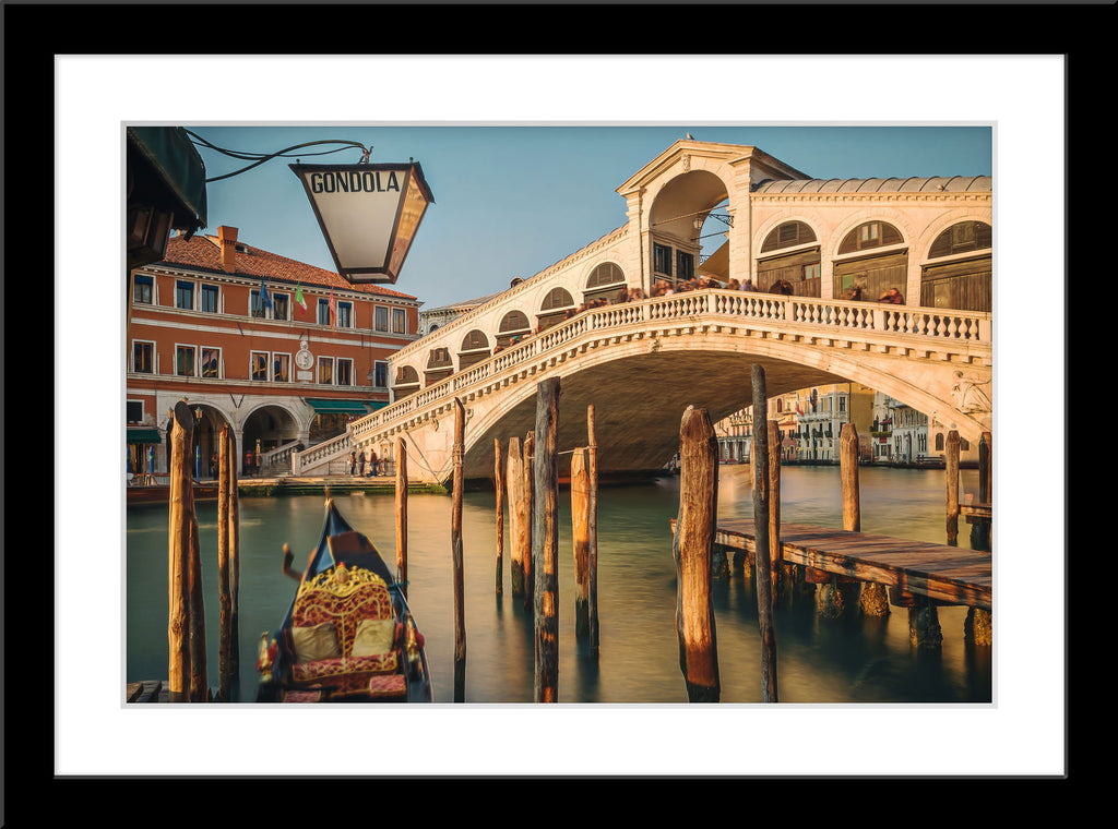 Architektur Fotografie der Rialtobrücke in der Stadt Venedig mit Gondel. Fotokunst und Bilder online kaufen. Wandbild im Rahmen