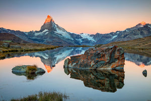 Landschafts Natur Fotografie des Matterhorns in den Alpen, das sich in Bergsee spiegelt. Fotokunst und Bilder online kaufen. Wandbild hinter Acrylglas oder als Poster