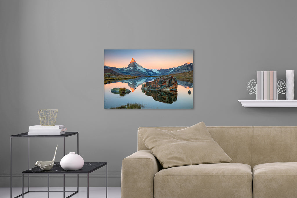 Aufgehängte Landschafts Natur Fotografie des Matterhorns in den Alpen, das sich in Bergsee spiegelt. Fotokunst und Bilder online kaufen. Wandbild hinter Acrylglas oder als Poster