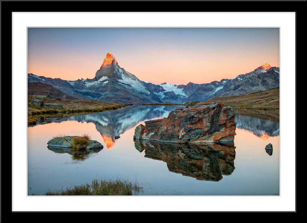 Landschafts Natur Fotografie des Matterhorns in den Alpen, das sich in Bergsee spiegelt. Fotokunst und Bilder online kaufen. Wandbild im Rahmen