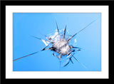 Abstrakte Fotografie von einem gesprungenen Glas. Fotokunst und Bilder online kaufen. Wandbild im Rahmen