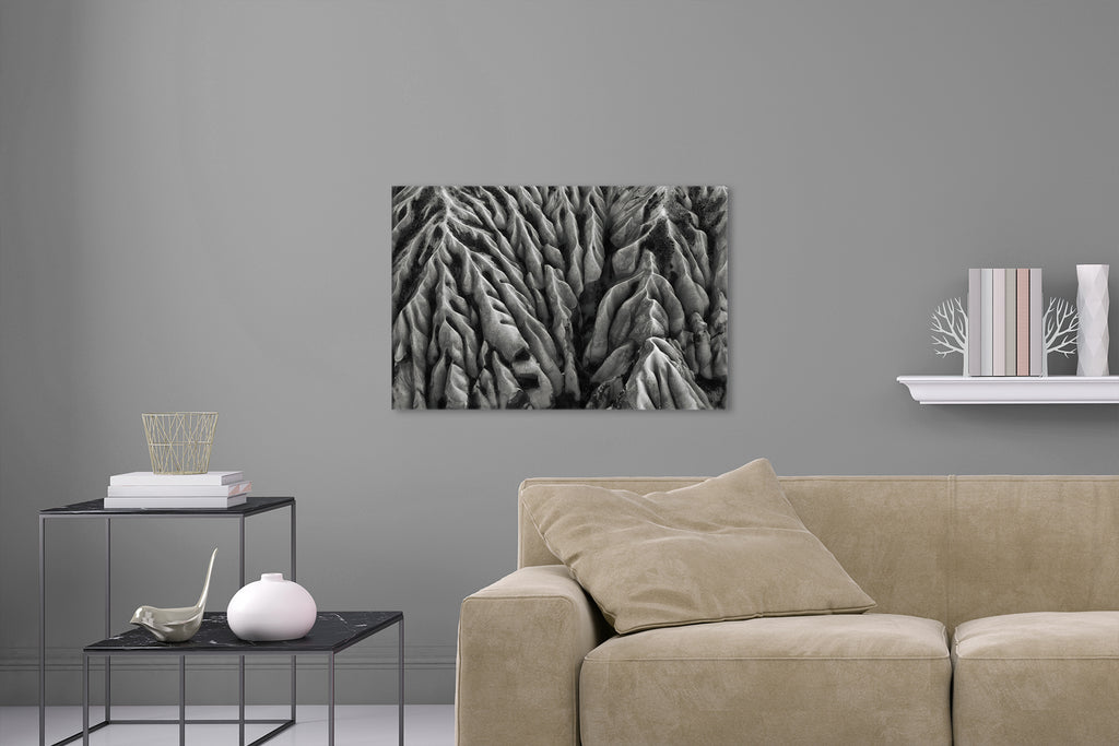 Aufgehängte Schwarz-Weiß Natur Landschafts Fotografie von einer Felsformation in Kappadokien. Fotokunst und Bilder online kaufen. Wandbild hinter Acrylglas oder als Poster