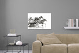 Aufgehängte Schwarz-Weiß Tier Fotografie von durch Wasser galoppierenden Pferden. Fotokunst und Bilder online kaufen. Wandbild hinter Acrylglas oder als Poster