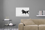 Aufgehängte Abstrakte Schwarz-Weiß Tier Fotografie von einem Pferd und einem Fohlen. Fotokunst und Bilder online kaufen. Wandbild hinter Acrylglas oder als Poster