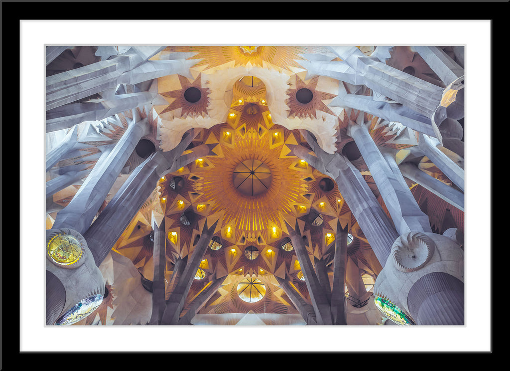 Architektur Fotografie der Decke der Sagrada Familia in Barcelona. Fotokunst und Bilder online kaufen. Wandbild im Rahmen
