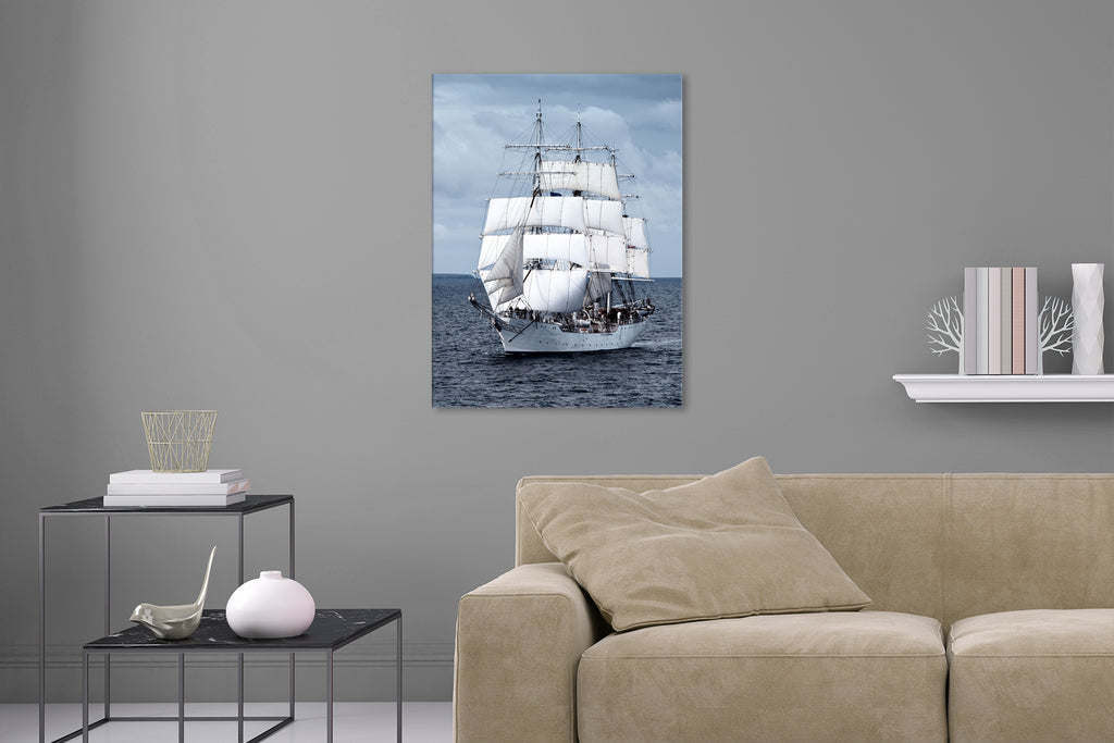 Aufgehängte Fotografie von einem Dreimaster Segelboot im Hochformat. Fotokunst und Bilder online kaufen. Wandbild hinter Acrylglas oder als Poster