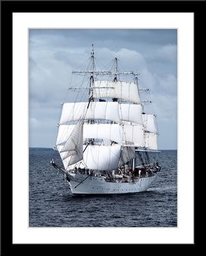 Fotografie von einem Dreimaster Segelboot im Hochformat. Fotokunst und Bilder online kaufen. Wandbild im Rahmen