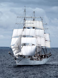 Fotografie von einem Dreimaster Segelboot im Hochformat. Fotokunst und Bilder online kaufen. Wandbild hinter Acrylglas oder als Poster
