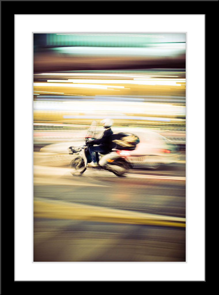 Abstrakte Transportation Fotografie von einem verschwommenen Roller Fahrer im Hochformat. Fotokunst und Bilder online kaufen. Wandbild im Rahmen