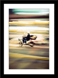 Abstrakte Transportation Fotografie von einem verschwommenen Roller Fahrer im Hochformat. Fotokunst und Bilder online kaufen. Wandbild im Rahmen