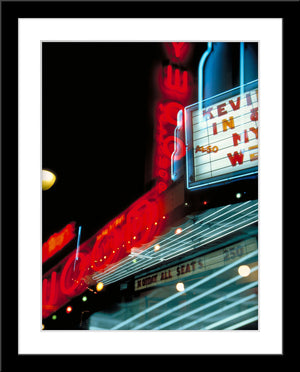 Architektur Fotografie von Neonlichtern bei einem Kino. Fotokunst und Bilder online kaufen. Wandbild im Rahmen