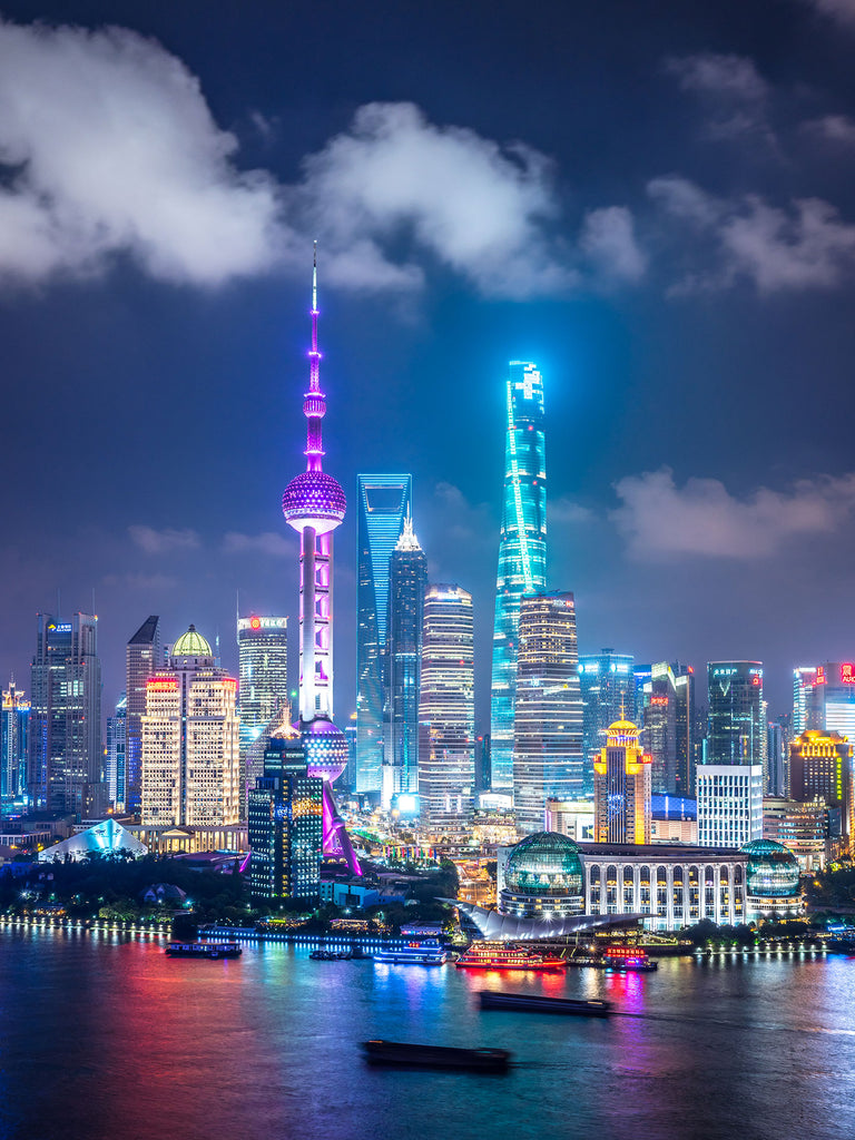 Architektur Fotografie der bunten Skyline der Stadt Shanghai bei Nacht im Hochformat. Fotokunst und Bilder online kaufen. Wandbild hinter Acrylglas oder als Poster