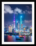 Architektur Fotografie der bunten Skyline der Stadt Shanghai bei Nacht im Hochformat. Fotokunst und Bilder online kaufen. Wandbild im Rahmen