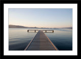 Landschafts Fotografie von einem Steg an einem ruhigen See bei Sonnenuntergang. Fotokunst und Bilder online kaufen. Wandbild im Rahmen