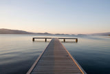 Landschafts Fotografie von einem Steg an einem ruhigen See bei Sonnenuntergang. Fotokunst und Bilder online kaufen. Wandbild hinter Acrylglas oder als Poster