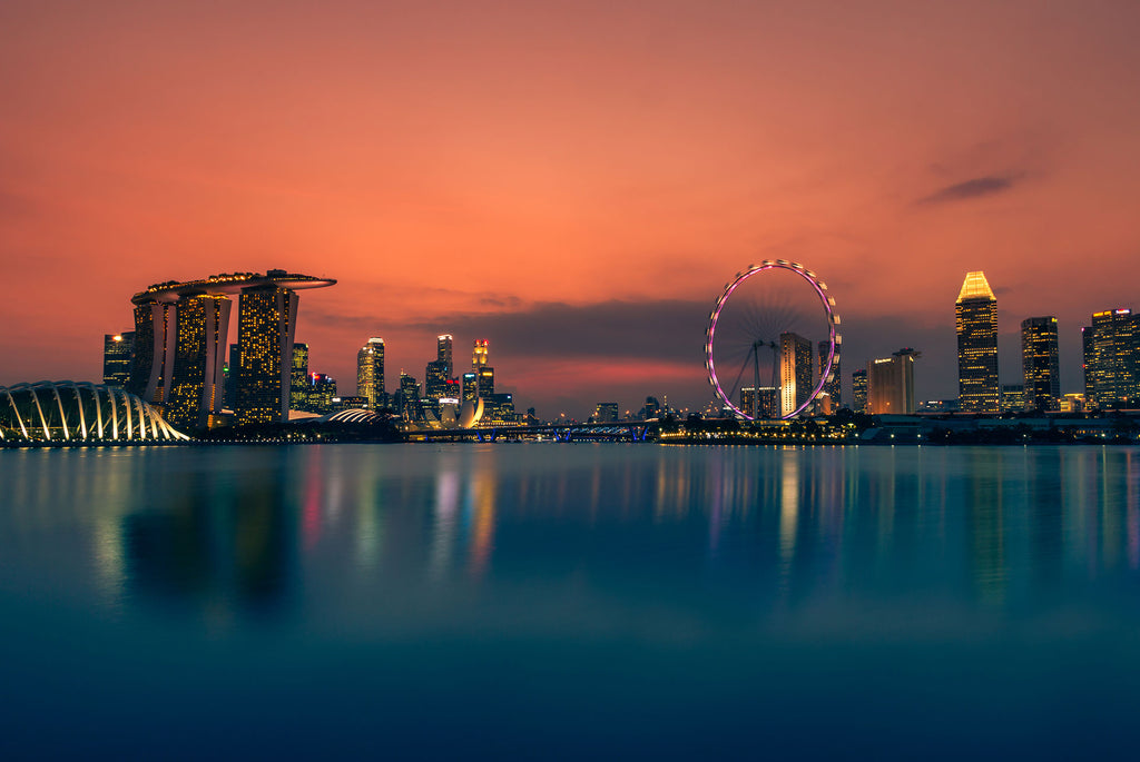 Architektur Fotografie der Skyline der Stadt Singapur bei Sonnenuntergang. Fotokunst und Bilder online kaufen. Wandbild hinter Acrylglas oder als Poster