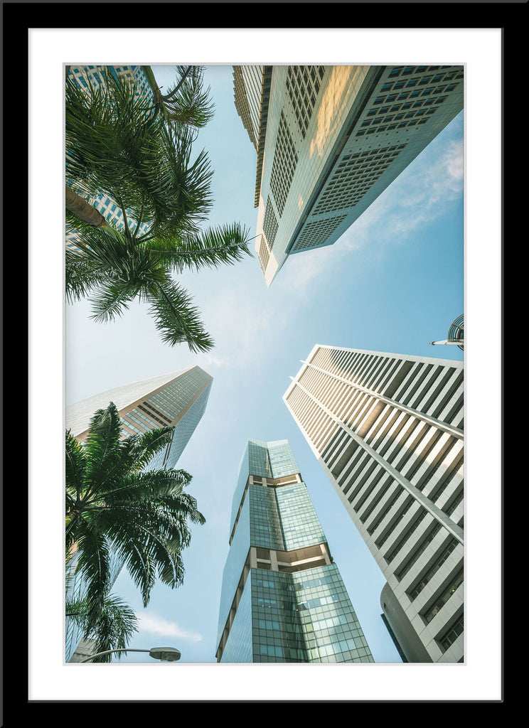 Architektur Fotografie von Wolkenkratzer und Palmen mit Blick nach oben im Hochformat. Fotokunst und Bilder online kaufen. Wandbild im Rahmen