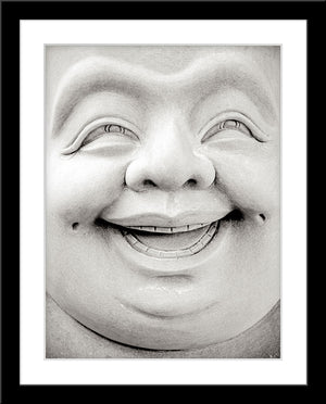 Fotografie von einem lachenden Stein Buddha Gesicht. Fotokunst und Bilder online kaufen. Wandbild im Rahmen