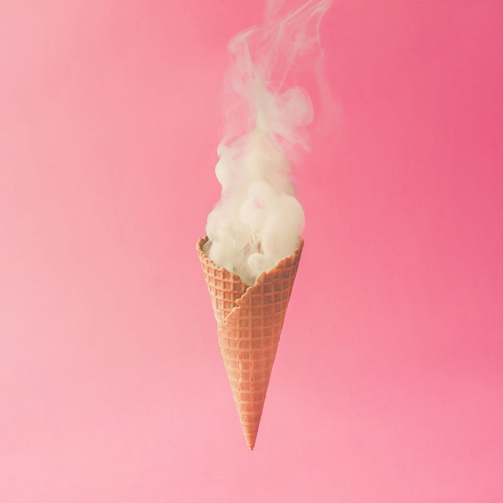 Abstrakte Fotografie von einer rauchenden Eiswaffel vor rosa Hintergrund im quadratischen Format. Fotokunst und Bilder online kaufen. Wandbild hinter Acrylglas oder als Poster