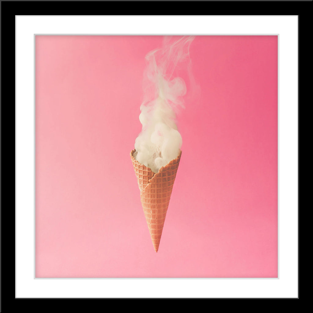 Abstrakte Fotografie von einer rauchenden Eiswaffel vor rosa Hintergrund im quadratischen Format. Fotokunst und Bilder online kaufen. Wandbild im Rahmen