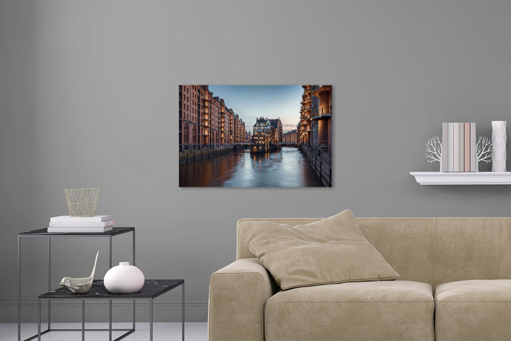 Aufgehängte Architektur Fotografie der Speicherstadt in Hamburg bei Sonnenuntergang. Fotokunst und Bilder online kaufen. Wandbild hinter Acrylglas oder als Poster