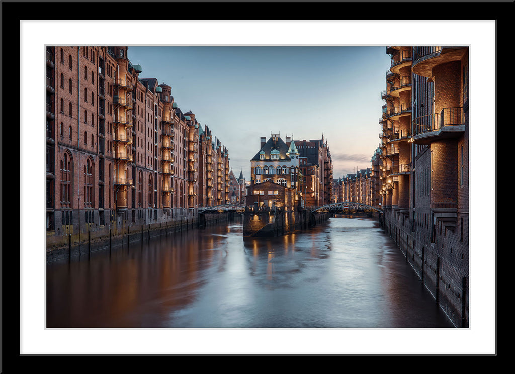 Architektur Fotografie der Speicherstadt in Hamburg bei Sonnenuntergang. Fotokunst und Bilder online kaufen. Wandbild im Rahmen