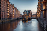 Architektur Fotografie der Speicherstadt in Hamburg bei Sonnenuntergang. Fotokunst und Bilder online kaufen. Wandbild hinter Acrylglas oder als Poster