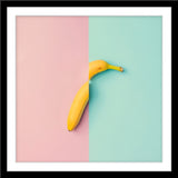 Abstrakte Fotografie von einer in der Mitte geteilten Banane auf rosa und türkisen Hintergrund im quadratischen Format. Fotokunst und Bilder online kaufen. Wandbild im Rahmen