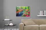 Aufgehängte Natur Blumen Fotografie von Azalea Blüten im Wald bei einem Fluss. Fotokunst und Bilder online kaufen. Wandbild hinter Acrylglas oder als Poster