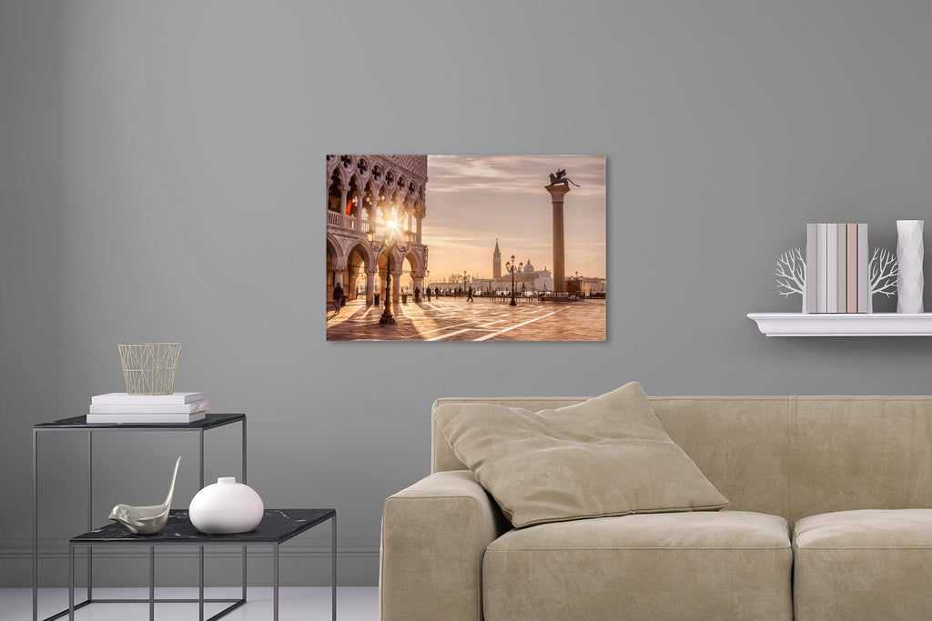 Aufgehängte Architektur Fotografie des Markusplatz in Venedig. Fotokunst und Bilder online kaufen. Wandbild hinter Acrylglas oder als Poster