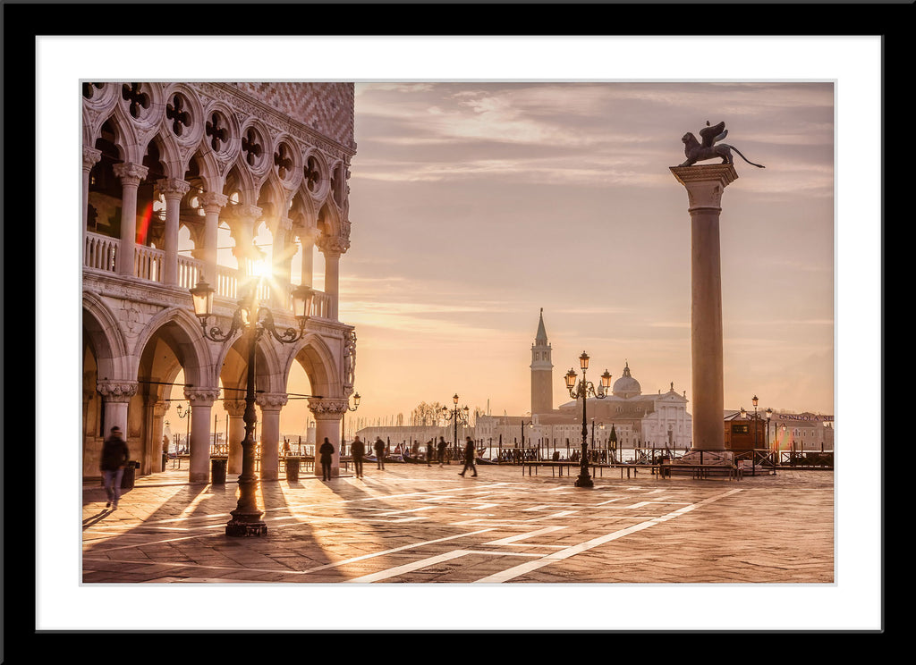 Architektur Fotografie des Markusplatz in Venedig. Fotokunst und Bilder online kaufen. Wandbild im Rahmen