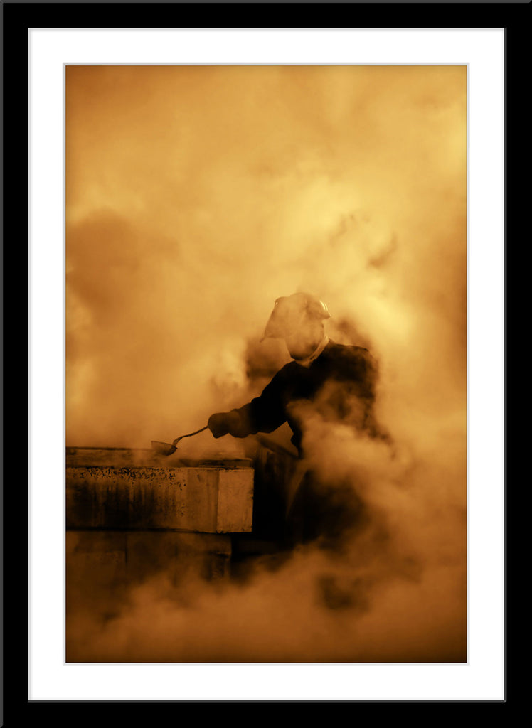 People Fotografie von einem Arbeiter der im Rauch steht. Fotokunst und Bilder online kaufen. Wandbild im Rahmen