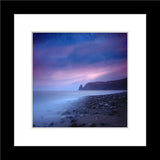 Natur Landschafts Fotografie von einem Strand am Meer bei Nacht mit Sternenhimmel im quadratischen Format. Fotokunst und Bilder online kaufen. Wandbild im Rahmen