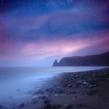 Natur Landschafts Fotografie von einem Strand am Meer bei Nacht mit Sternenhimmel im quadratischen Format. Fotokunst und Bilder online kaufen. Wandbild hinter Acrylglas oder als Poster