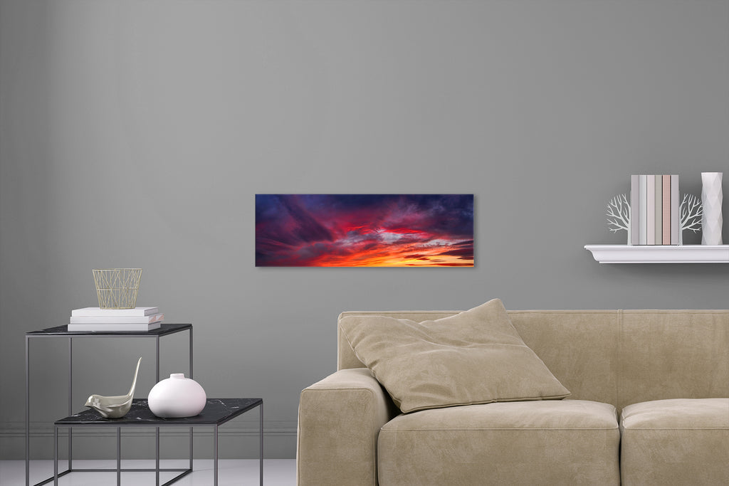 Aufgehängte Fotografie von einem Himmel bei Sonnenuntergang im Panorama Format. Fotokunst und Bilder online kaufen. Wandbild hinter Acrylglas oder als Poster