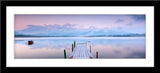 Natur Landschafts Fotografie von einem Steg am See mit einem Boot und Bergen im Hintergrund im Panorama Format. Fotokunst und Bilder online kaufen. Wandbild im Rahmen