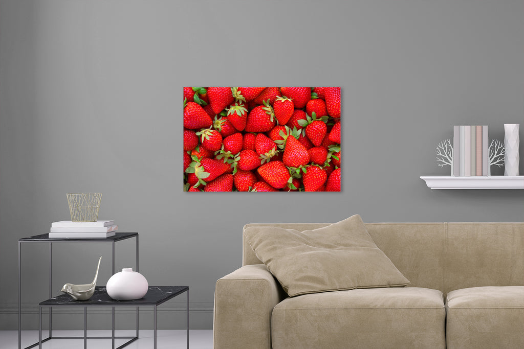 Aufgehängte Natur Fotografie von frischen Erdbeeren für die Küche. Fotokunst und Bilder online kaufen. Wandbild hinter Acrylglas oder als Poster