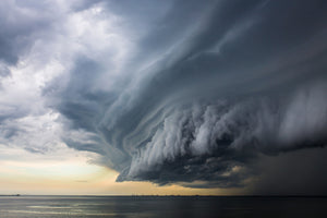 Natur Landschafts Fotografie von einer Sturm Wolke über dem Meer. Fotokunst und Bilder online kaufen. Wandbild hinter Acrylglas oder als Poster
