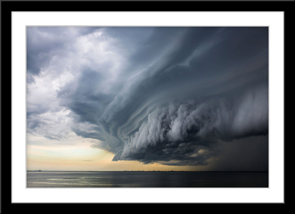 Natur Landschafts Fotografie von einer Sturm Wolke über dem Meer. Fotokunst und Bilder online kaufen. Wandbild im Rahmen