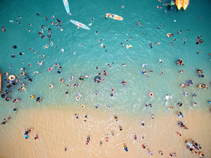 People Fotografie von badenden Menschen im Meer von oben. Fotokunst und Bilder online kaufen. Wandbild hinter Acrylglas oder als Poster