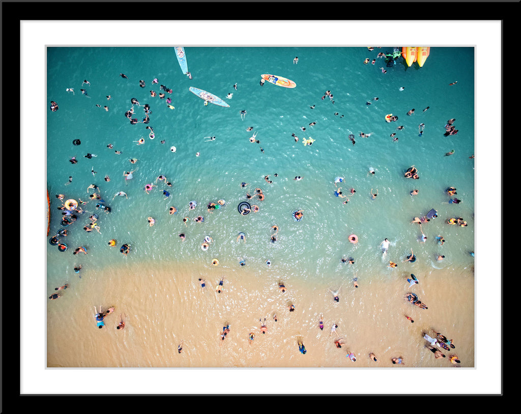 People Fotografie von badenden Menschen im Meer von oben. Fotokunst und Bilder online kaufen. Wandbild im Rahmen