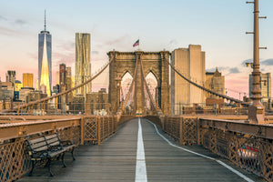 Architektur Stadt Fotografie der Brooklyn Bridge bei Sonnenuntergang mit Blick auf das One World Trade Center. Fotokunst und Bilder online kaufen. Wandbild hinter Acrylglas oder als Poster