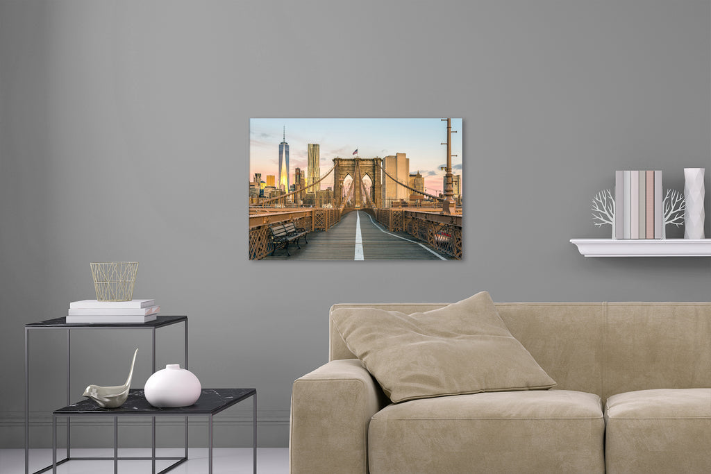 Aufgehängte Architektur Stadt Fotografie der Brooklyn Bridge bei Sonnenuntergang mit Blick auf das One World Trade Center. Fotokunst und Bilder online kaufen. Wandbild hinter Acrylglas oder als Poster