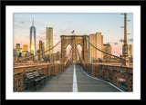 Architektur Stadt Fotografie der Brooklyn Bridge bei Sonnenuntergang mit Blick auf das One World Trade Center. Fotokunst und Bilder online kaufen. Wandbild im Rahmen