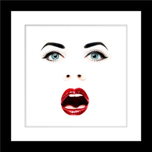 People Fotografie von einem überbelichteten Frauen Gesicht mit roten Lippen und blauen Augen. Fotokunst und Bilder online kaufen. Wandbild im Rahmen