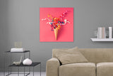 Aufgehängte Abstrakte Fotografie von einer Eiswaffel mit Luftschlangen auf rosa Hintergrund. Fotokunst und Bilder online kaufen. Wandbild hinter Acrylglas oder als Poster